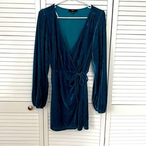 Gorgeous velvet long- sleeve wrap dress, Lulu’s size medium. Never worn.